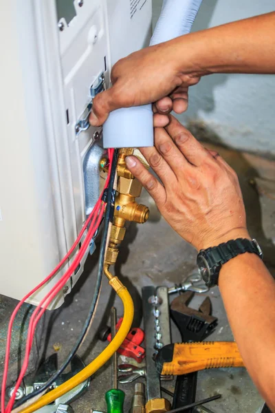 Handen adjuster elektrische installatie — Stockfoto