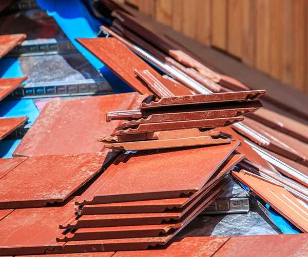 Restaurando construções de telhado — Fotografia de Stock