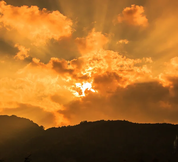 Dunkle Wolken Lichtstrahlen — Stockfoto