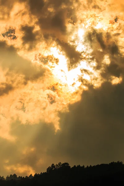 Ciemne chmury promienie światła — Zdjęcie stockowe