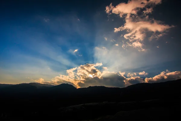 Dunkle Wolken Lichtstrahlen — Stockfoto