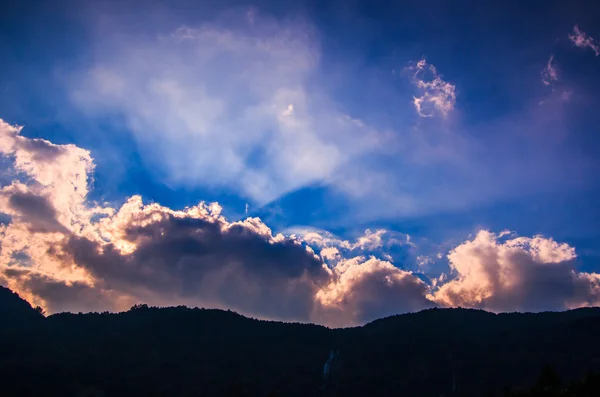 Nuvens escuras Raios de luz — Fotografia de Stock