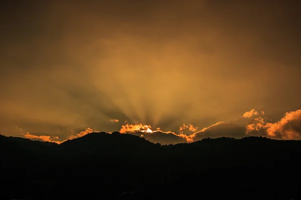 Donkere wolken stralen van licht — Stockfoto