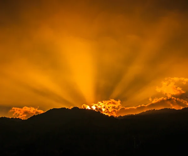 Donkere wolken stralen van licht — Stockfoto