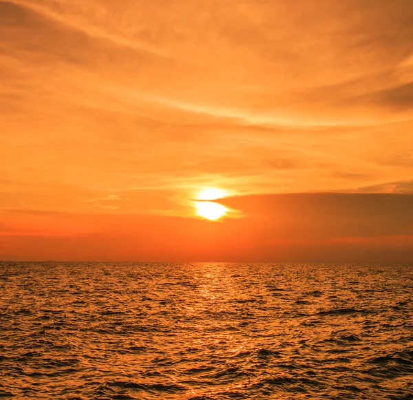 Puesta de sol sobre las olas marinas — Foto de Stock