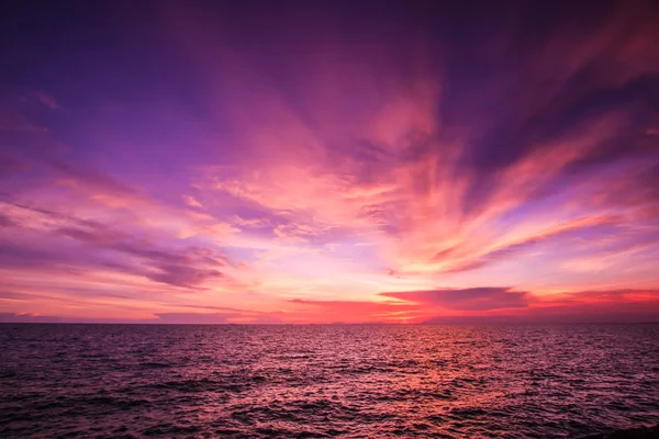 Puesta de sol sobre las olas marinas — Foto de Stock