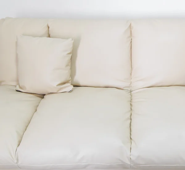 Sofá blanco con almohadas — Foto de Stock