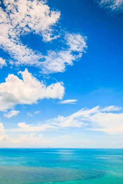 Mar azul e nuvens — Fotografia de Stock