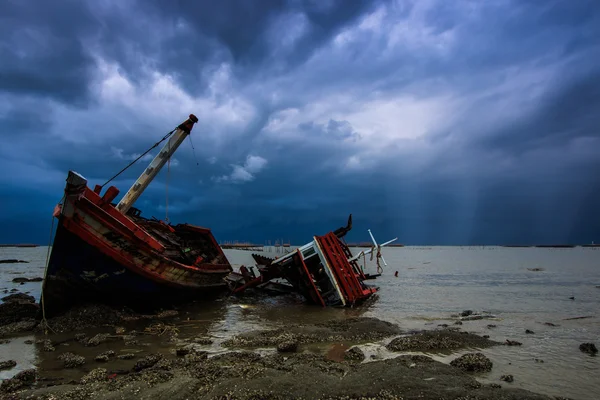 De schipbreuk van de boot van de visserij — Stockfoto