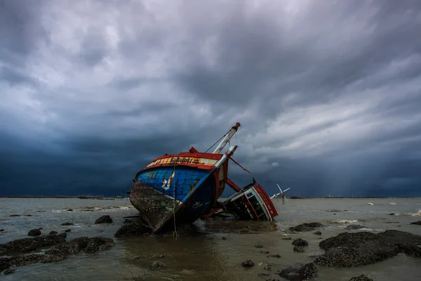 De schipbreuk van de boot van de visserij — Stockfoto