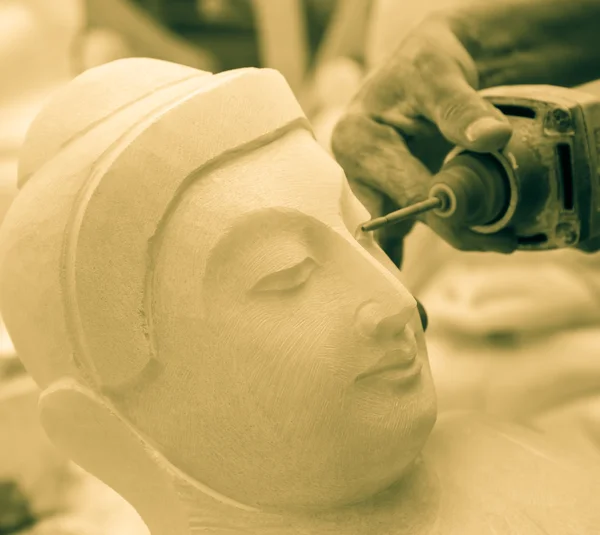 Tallador con herramienta en estatua de Buda — Foto de Stock