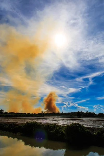 Fábrica industrial fogo tóxico — Fotografia de Stock