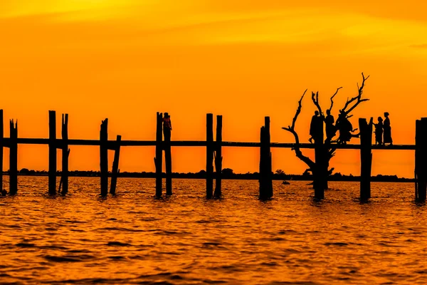 U Bein Bridge vid solnedgången — Stockfoto