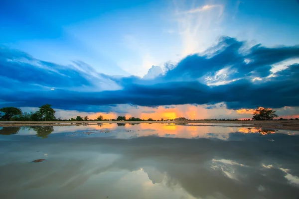 Zachód słońca niebo i chmury — Zdjęcie stockowe