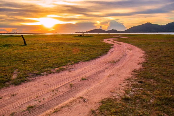 Bewölkter Sonnenuntergang über der Straße — Stockfoto