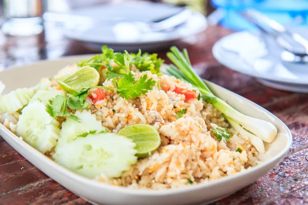 Salada de arroz frito de caranguejo — Fotografia de Stock