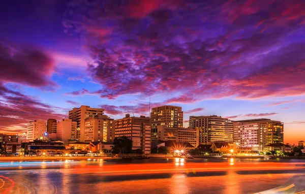 Stad van Bangkok en de Chao Phraya-rivier — Stockfoto