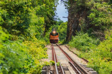 Tren demiryolu üzerinde çalışan