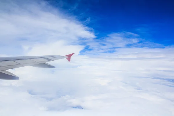 Ala de avião pela janela — Fotografia de Stock