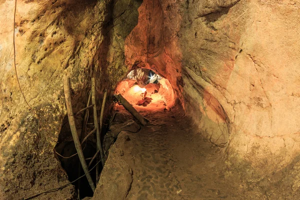 Krasae grotta med Buddha staty — Stockfoto