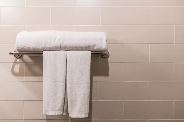 Cuarto de baño Toallas en percha — Foto de Stock