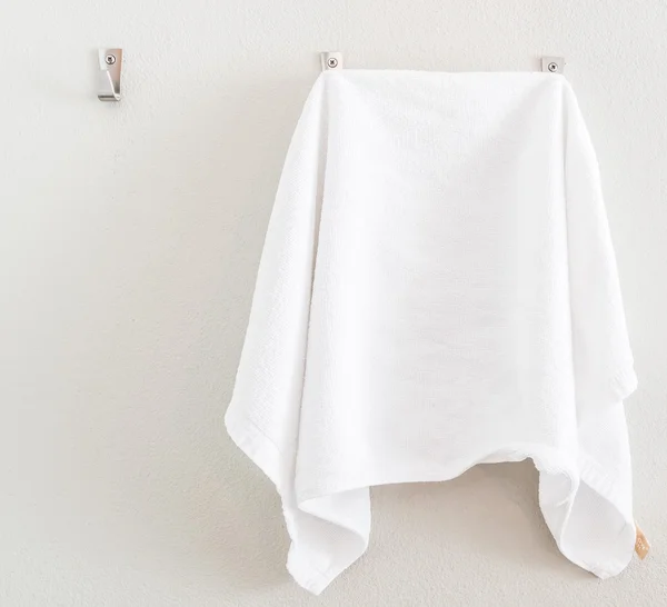 Badkamer handdoek op hanger — Stockfoto