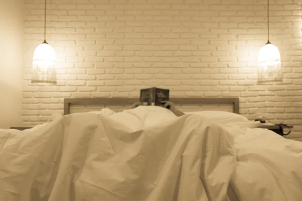 Woman in bed reading book — Stock Photo, Image