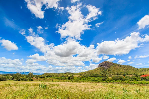 Belas nuvens e montanha — Fotografia de Stock