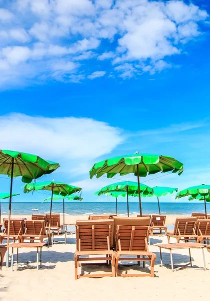 Ombrelloni sulla spiaggia asiatica — Foto Stock