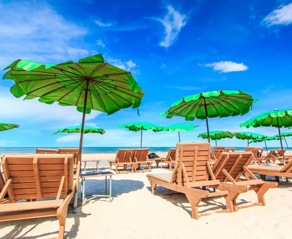 Ombrelloni sulla spiaggia asiatica — Foto Stock