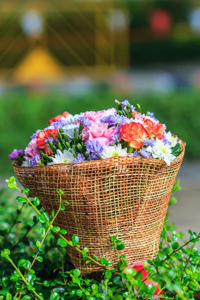 Schöner Strauß Blumen — Stockfoto