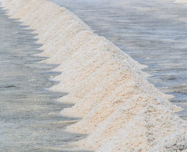Mucchi di sale in fattoria di mare — Foto Stock