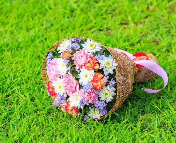 Schöner Strauß Blumen — Stockfoto