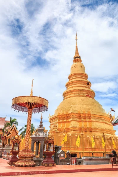 Wat phrathat Hariphunchai Lamphun tempel — Stockfoto