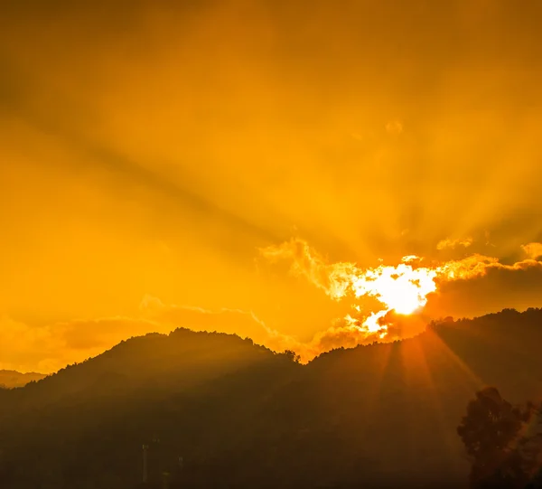 Lichtstrahlen am Himmel — Stockfoto