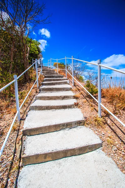 Escalera de piedra cuesta arriba — Foto de Stock