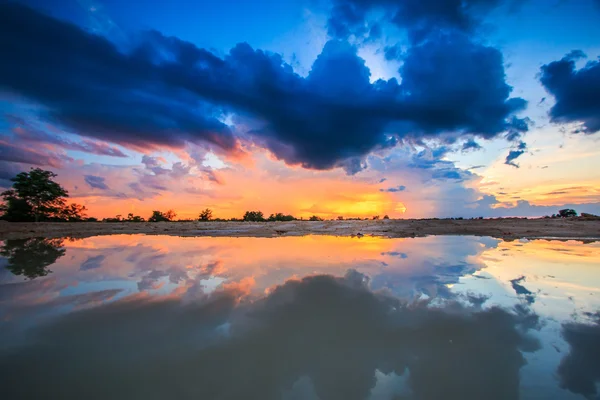 Stormachtige wolken achtergrond — Stockfoto