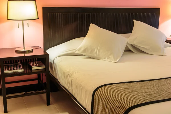 Modern hotel bedroom — Stock Photo, Image