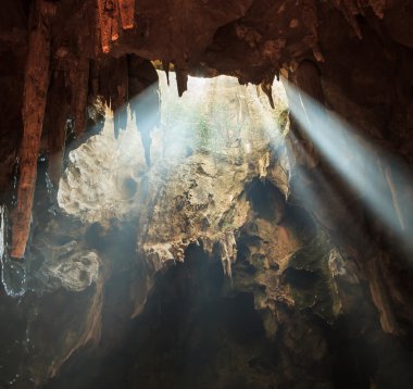 Güneş ışınları mağarada