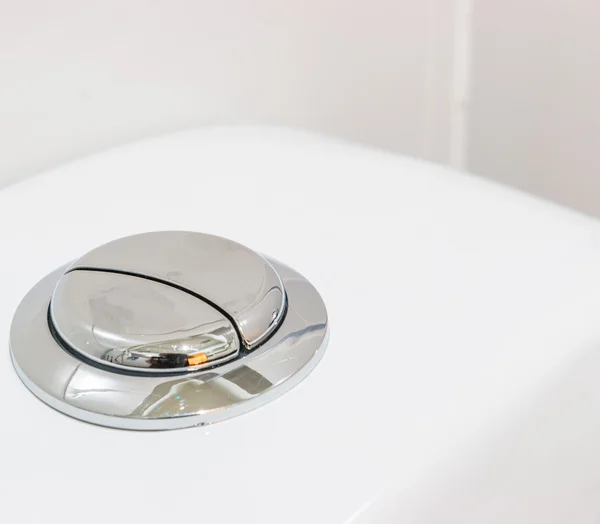 Смыв кнопку туалета — стоковое фото
