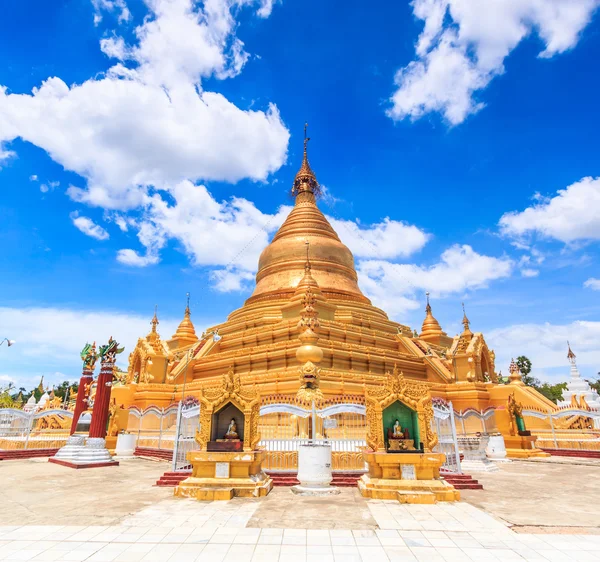 Punto di riferimento Kuthodaw tempio — Foto Stock