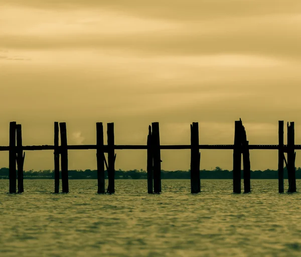 U Bein puente al atardecer —  Fotos de Stock