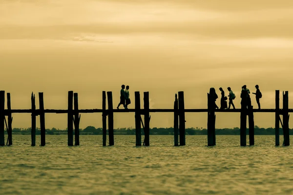 U Bein Bridge vid solnedgången — Stockfoto