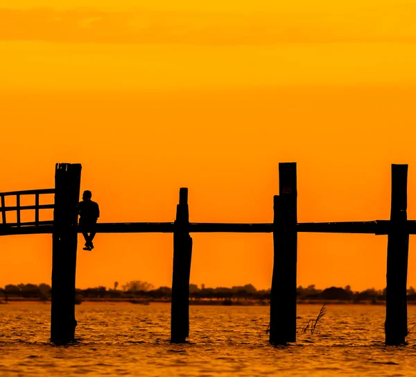 U Bein puente al atardecer —  Fotos de Stock