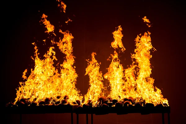 Пылающий пламень — стоковое фото