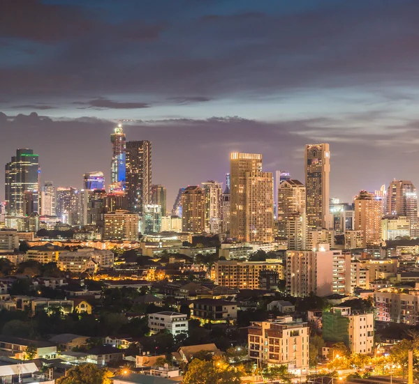 Bangkok cityscape akşam karanlığı içinde — Stok fotoğraf