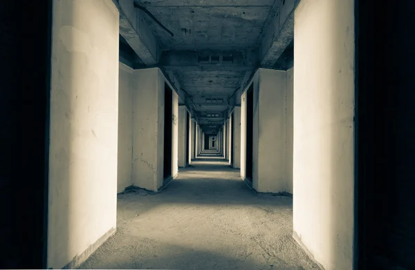 Övergiven byggnad korridor — Stockfoto