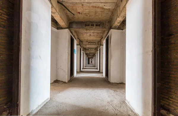 Pasillo del edificio abandonado — Foto de Stock