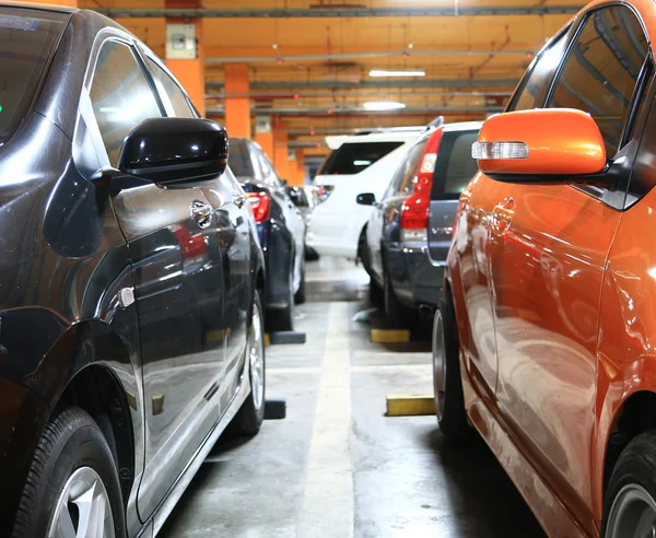 Estacionamento com carros — Fotografia de Stock