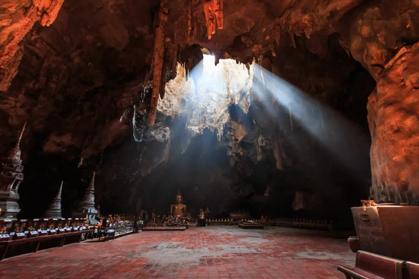 Cave och solen i Thailand — Stockfoto